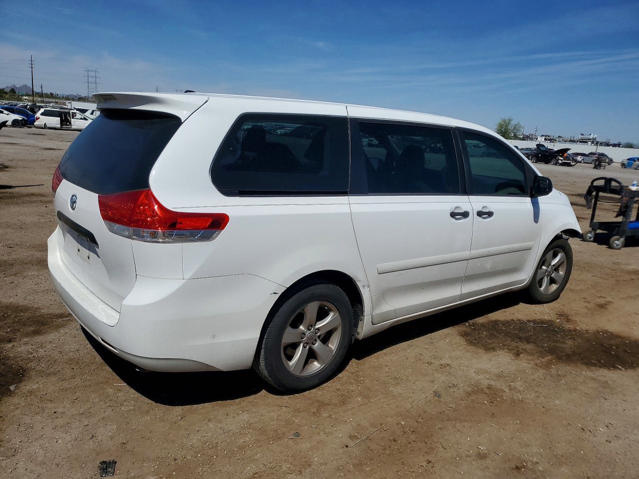 2012 TOYOTA SIENNA