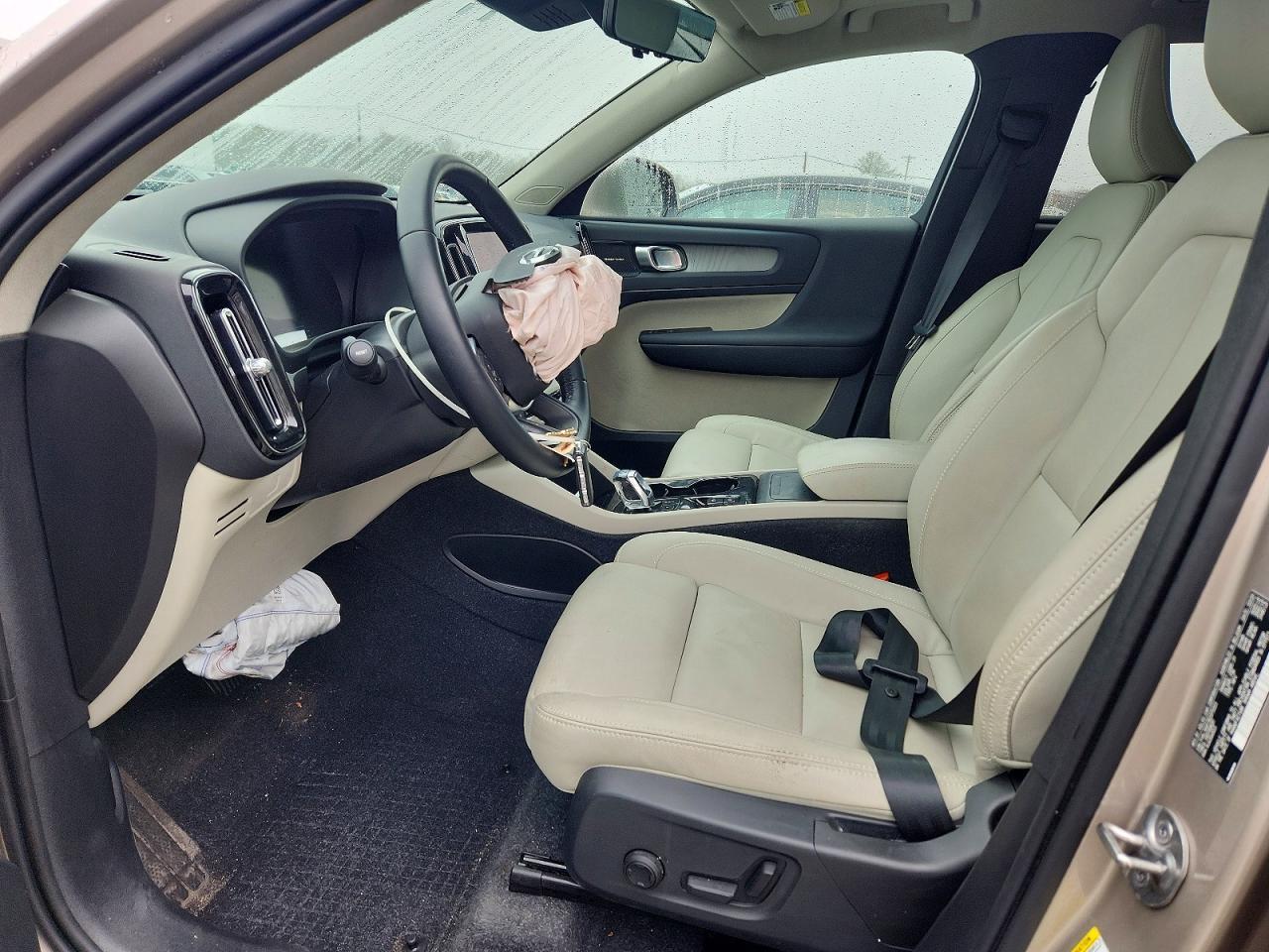 2024 VOLVO XC40