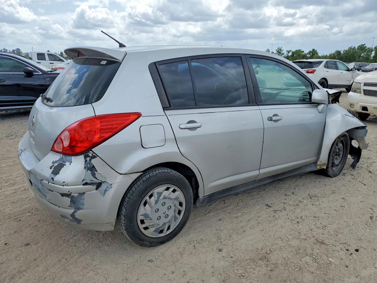 2011 NISSAN VERSA