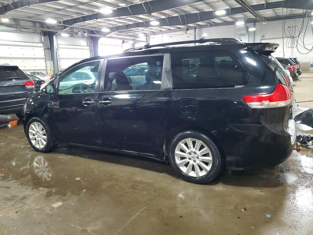2013 TOYOTA SIENNA