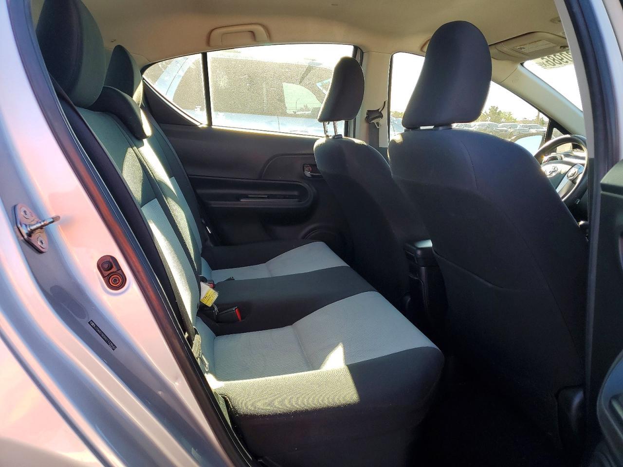 2016 TOYOTA Prius c