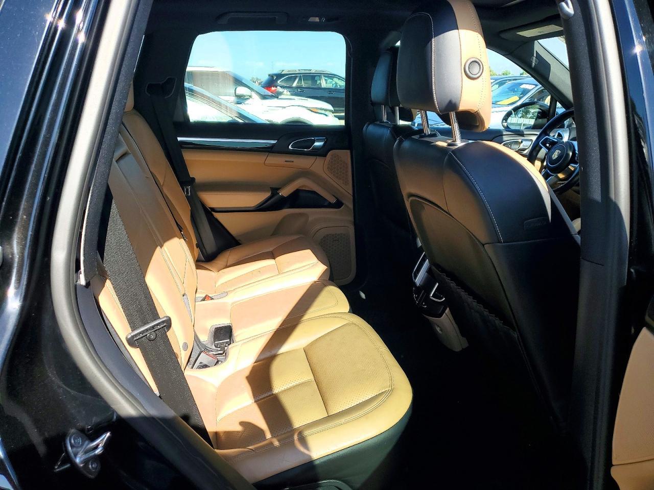 2016 PORSCHE CAYENNE