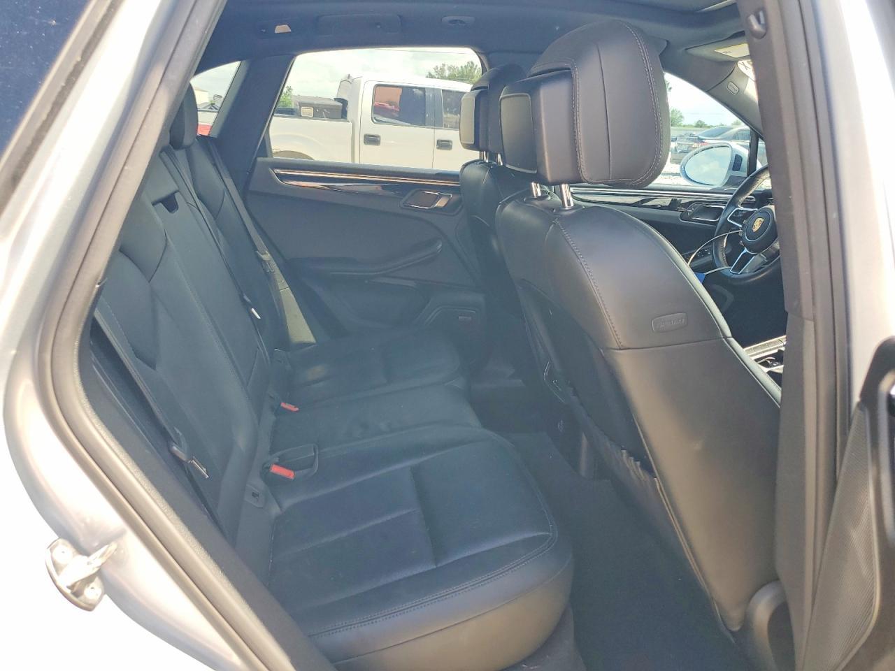 2017 PORSCHE Macan