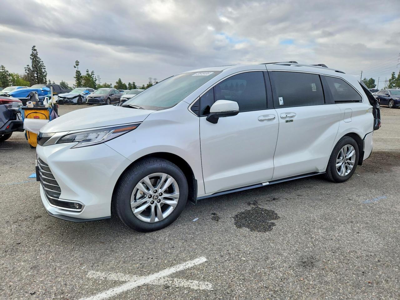 2025 TOYOTA SIENNA