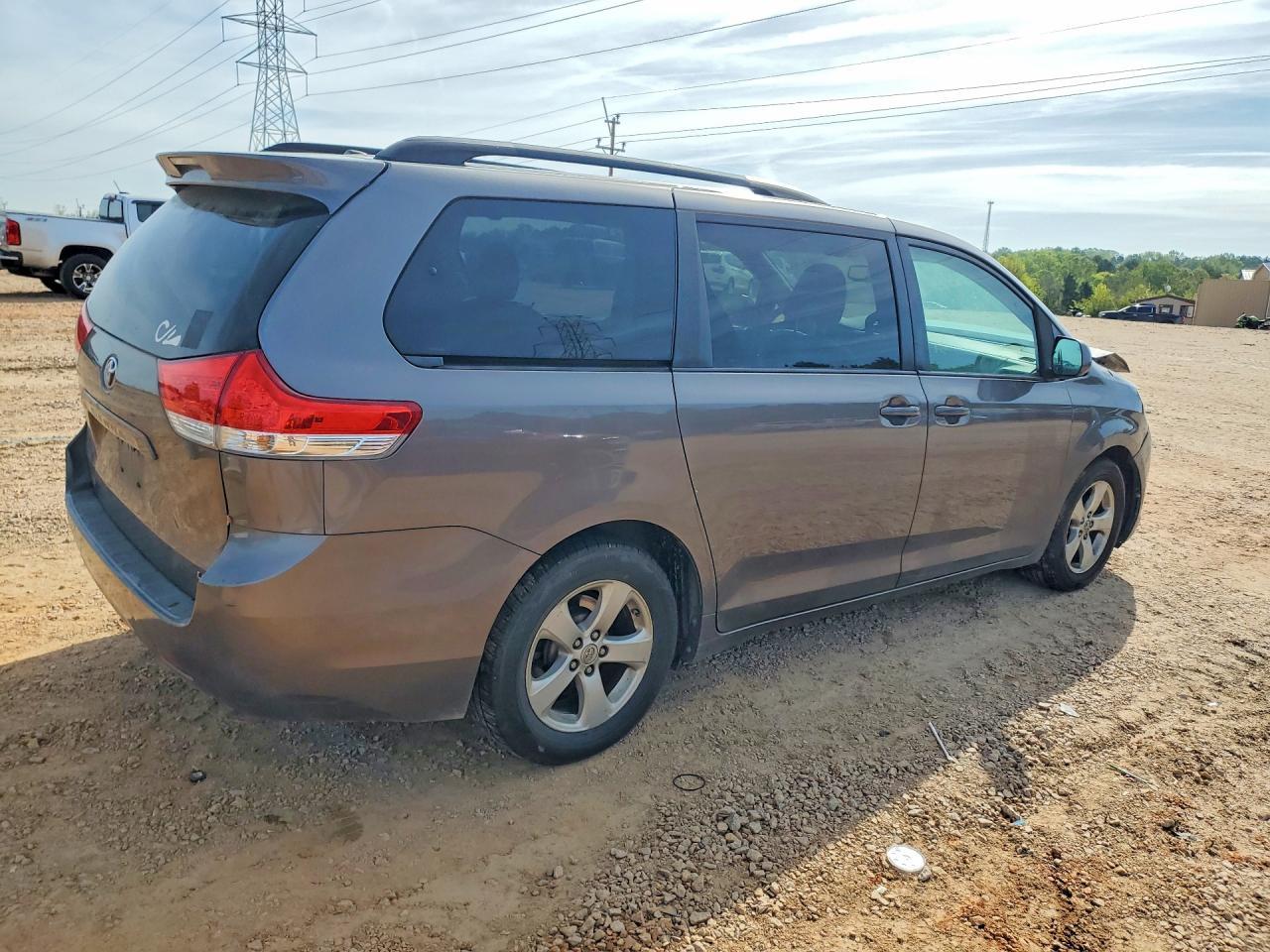 2014 TOYOTA SIENNA