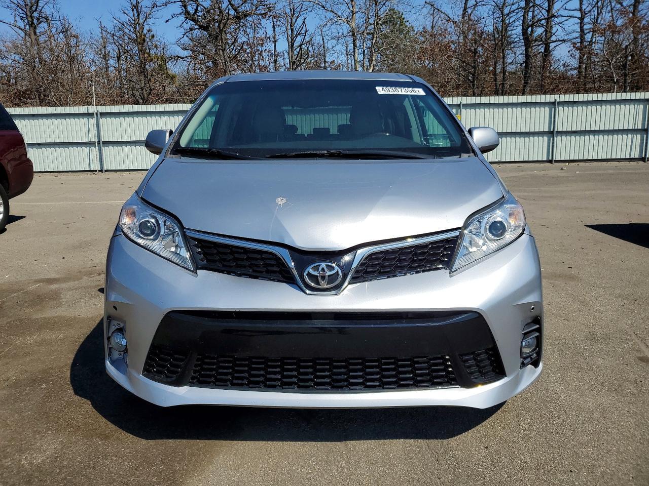 2011 TOYOTA SIENNA