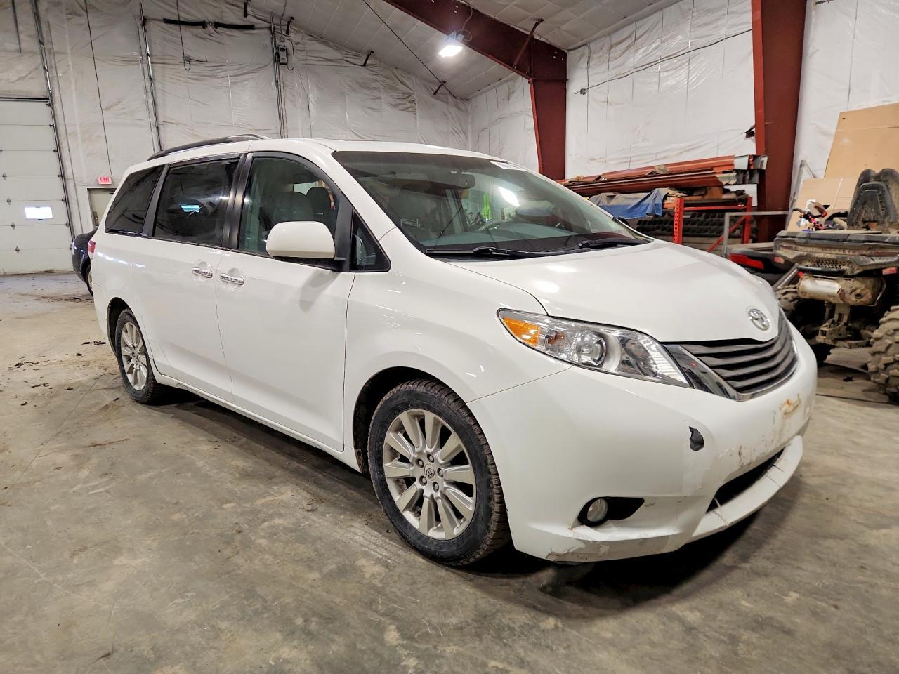 2011 TOYOTA SIENNA