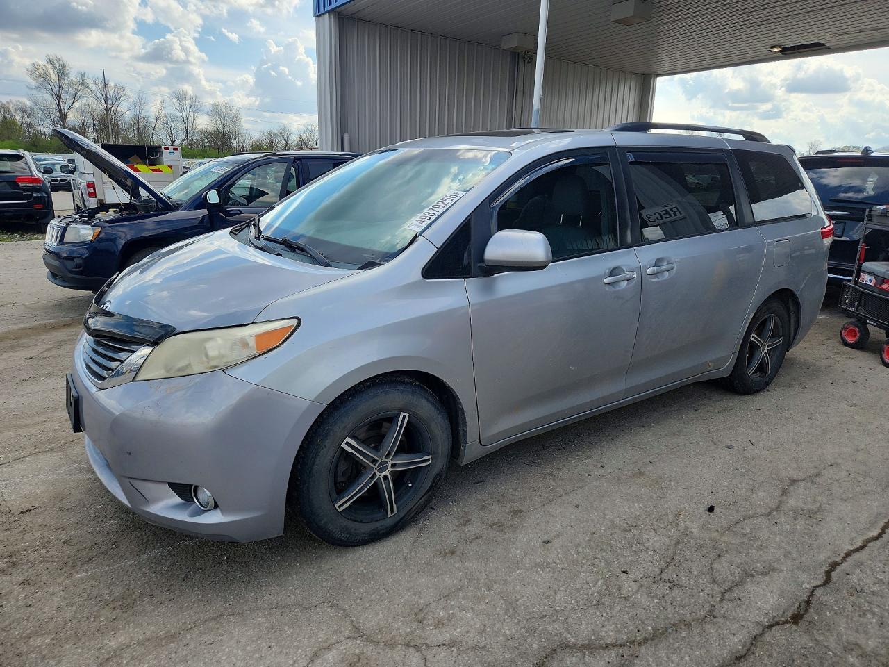 2012 TOYOTA SIENNA