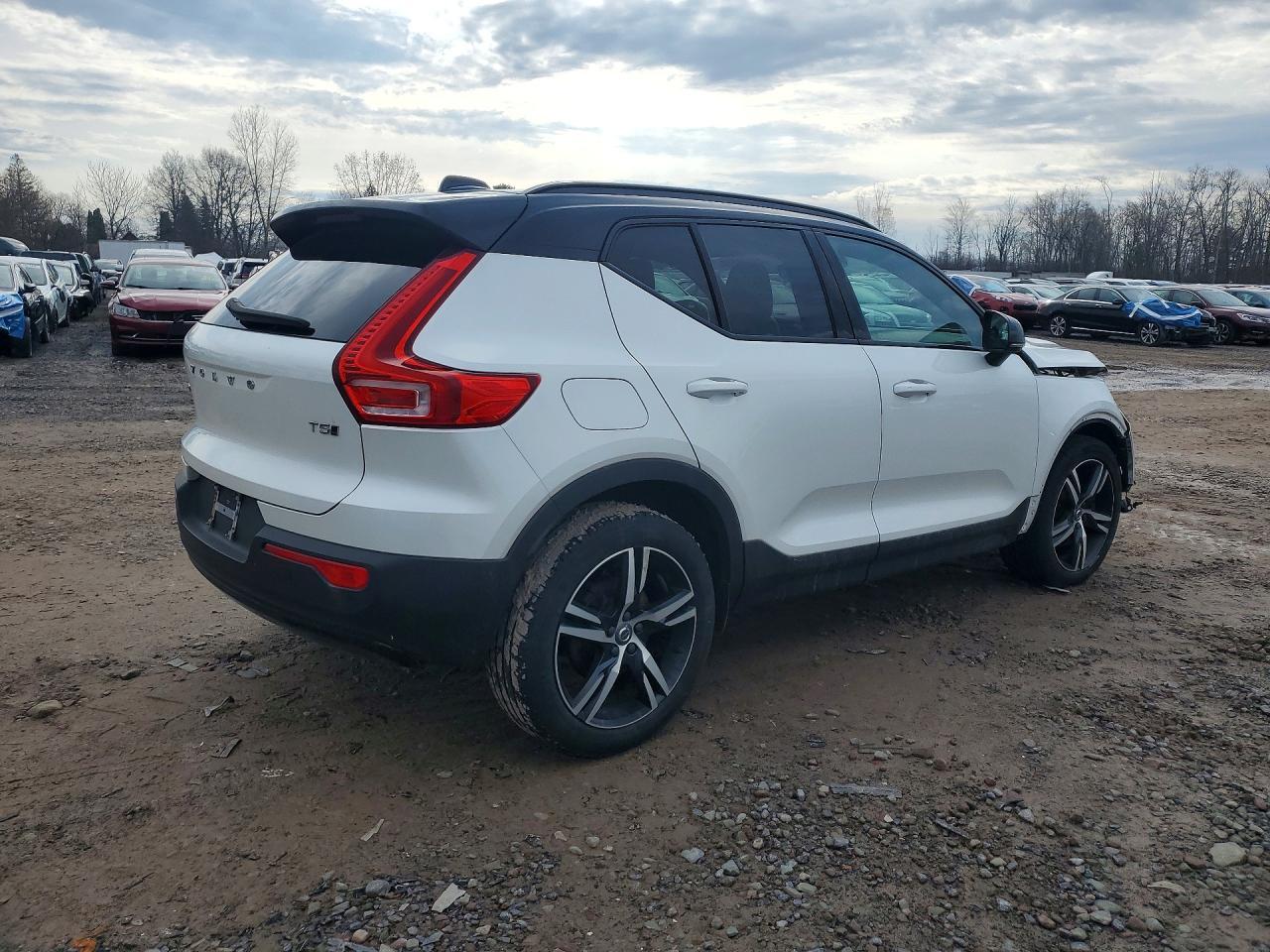 2021 VOLVO XC40