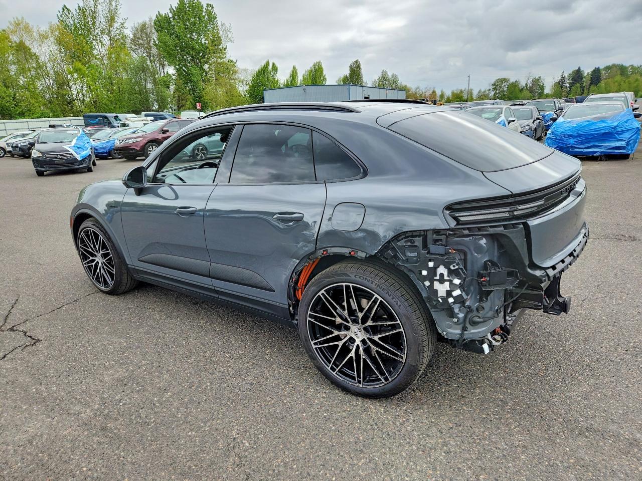 2025 PORSCHE Macan