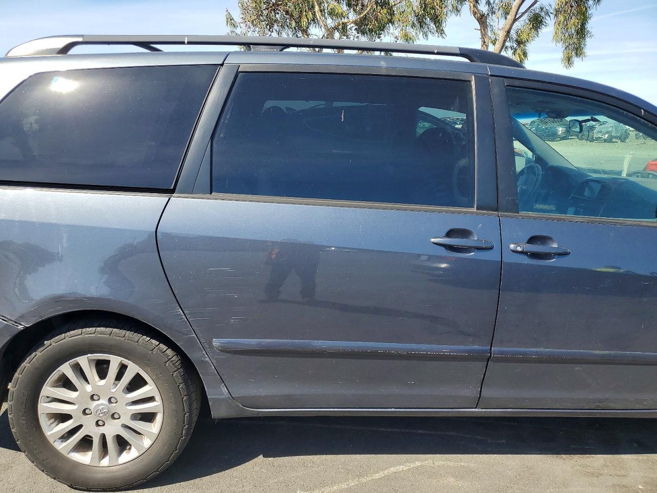 2010 TOYOTA SIENNA