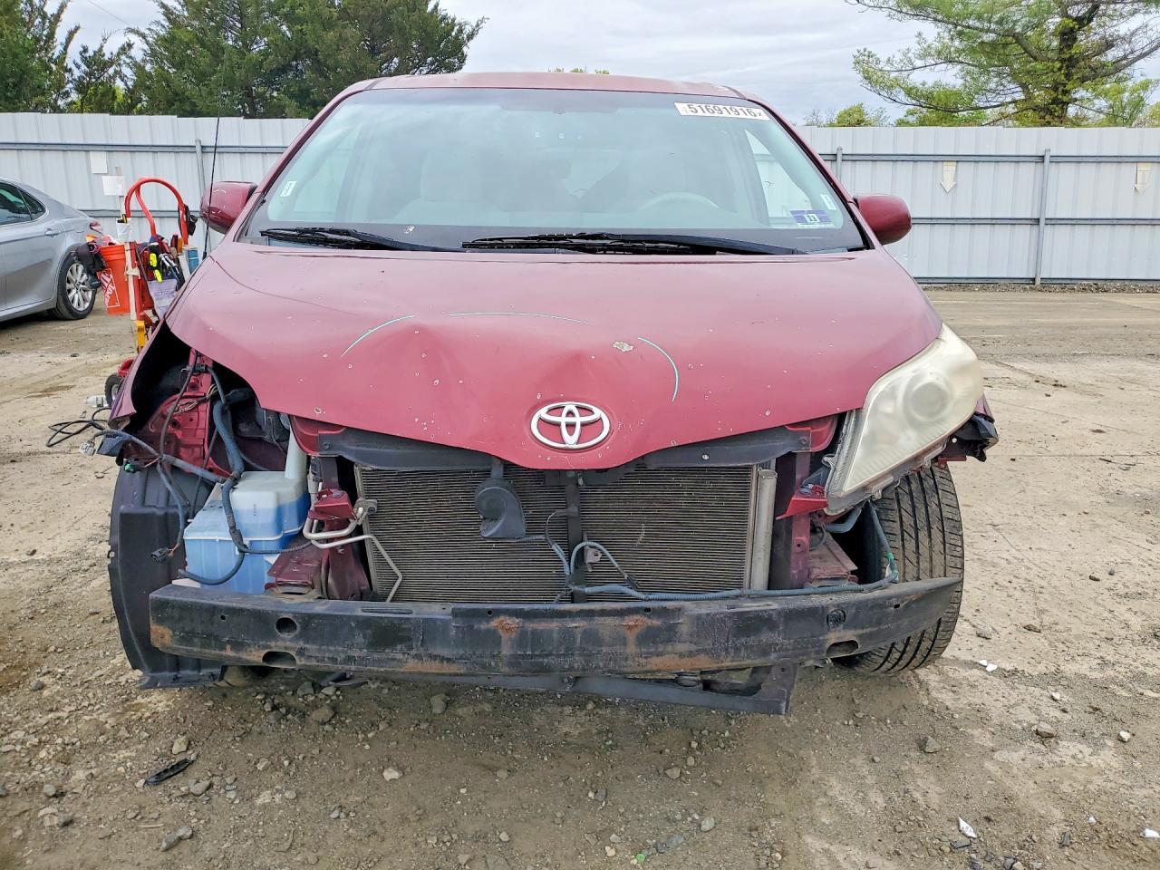2011 TOYOTA SIENNA