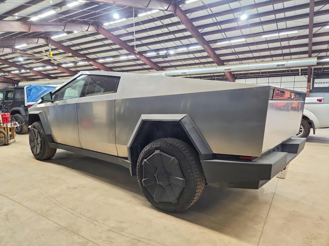 2024 TESLA Cybertruck