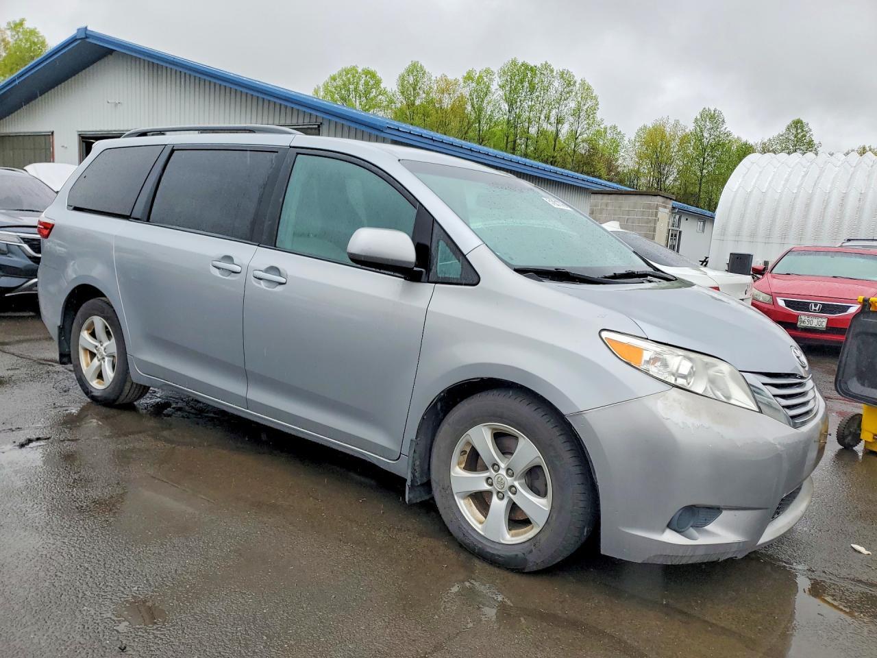2017 TOYOTA SIENNA