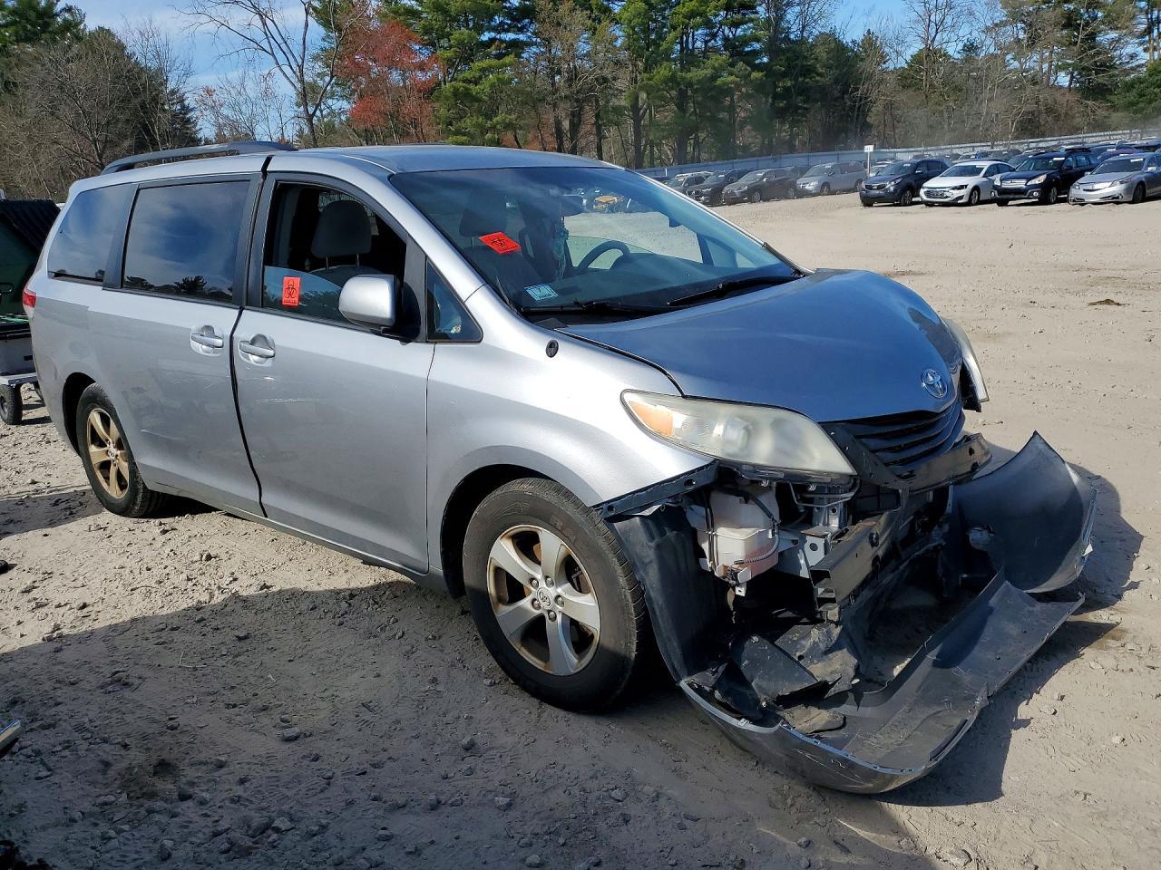 2011 TOYOTA SIENNA