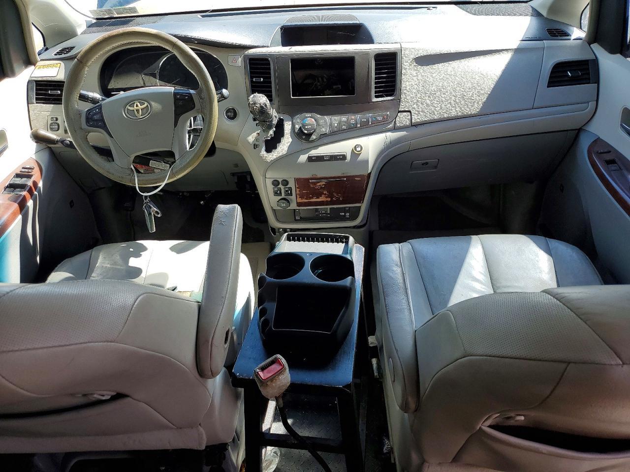 2012 TOYOTA SIENNA