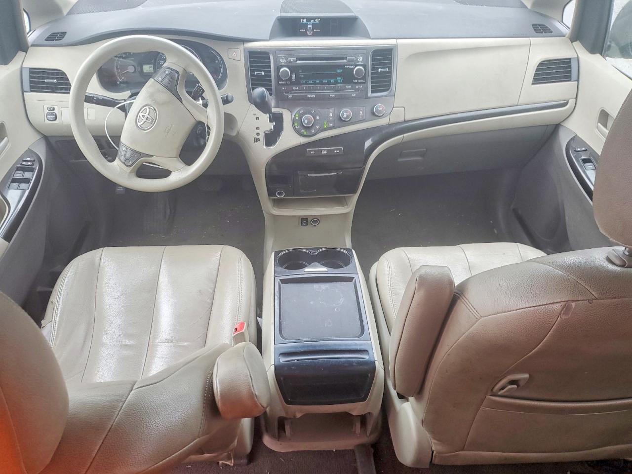 2011 TOYOTA SIENNA