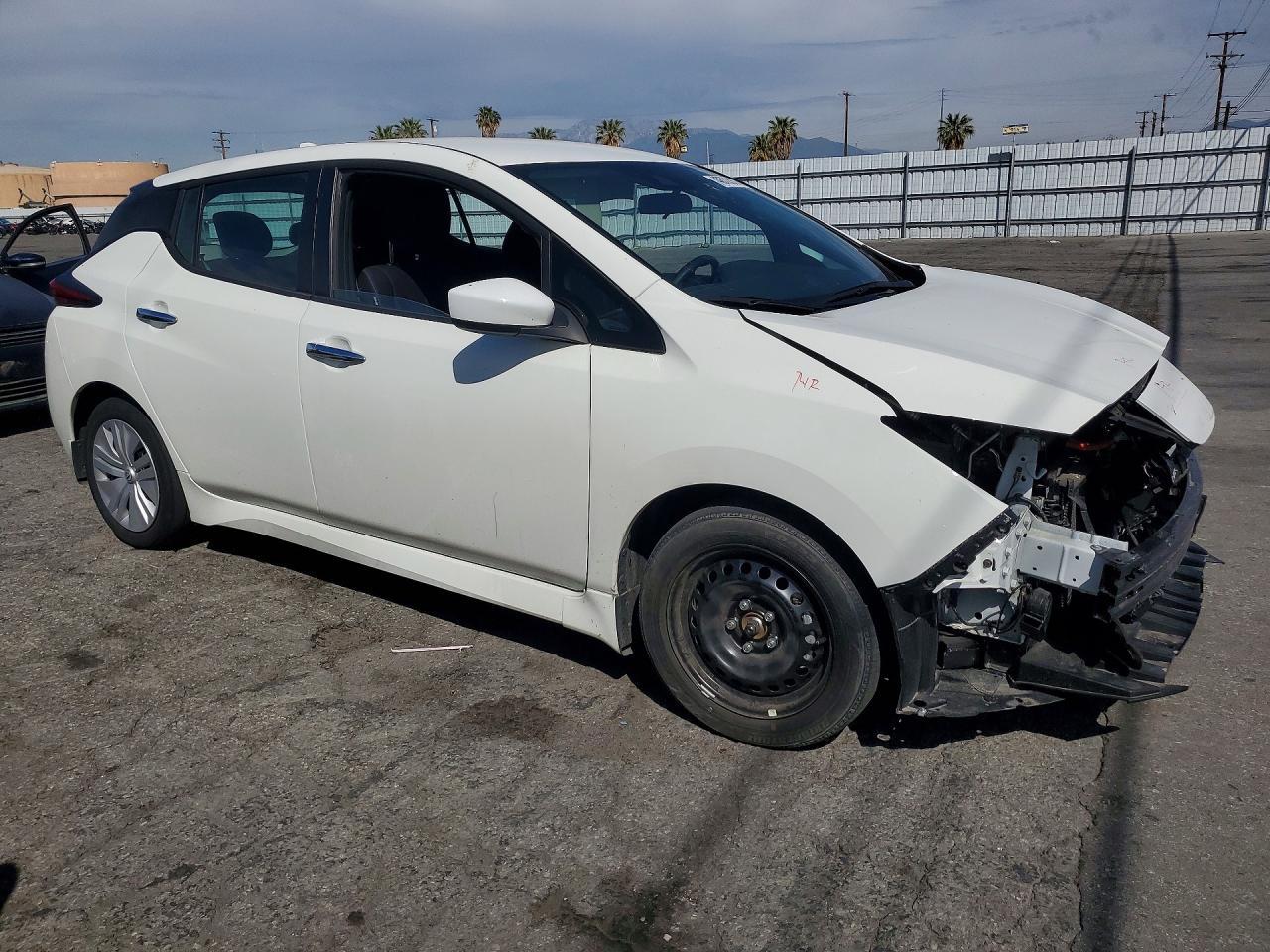 2025 NISSAN LEAF