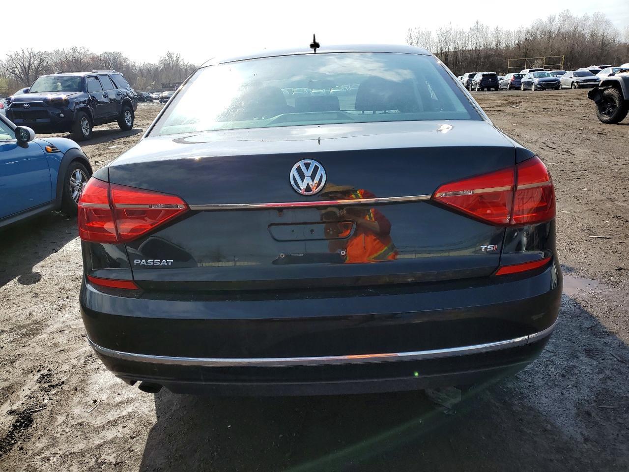 2016 VOLKSWAGEN Passat