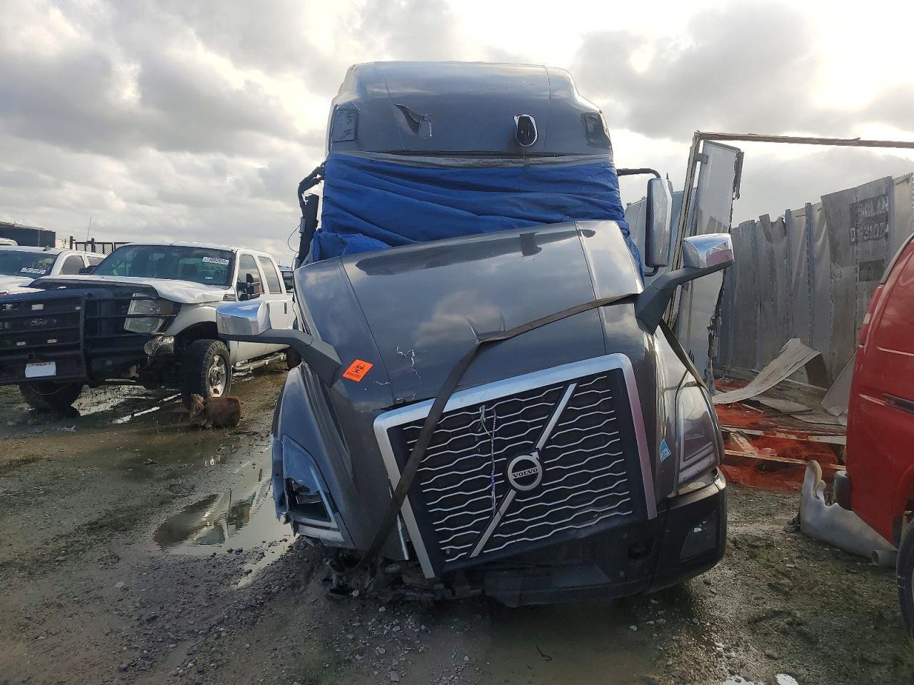 2023 VOLVO VNL
