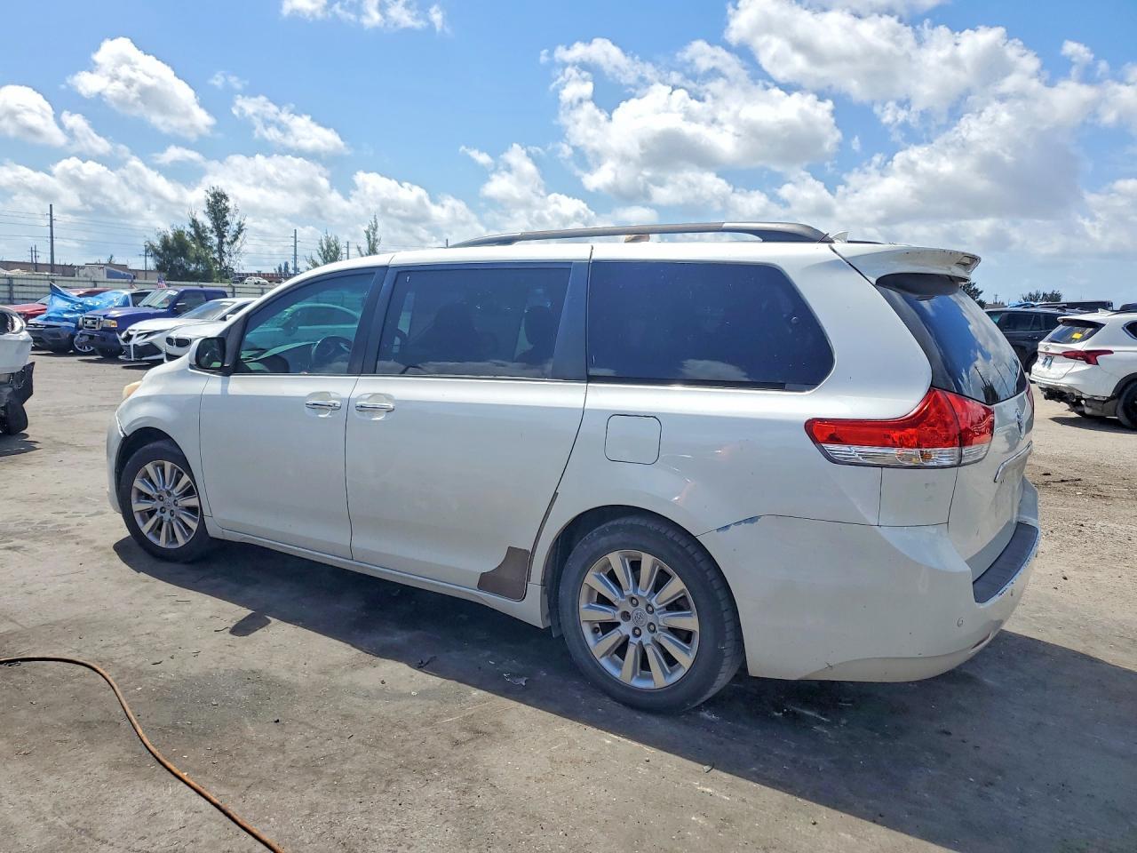 2011 TOYOTA SIENNA
