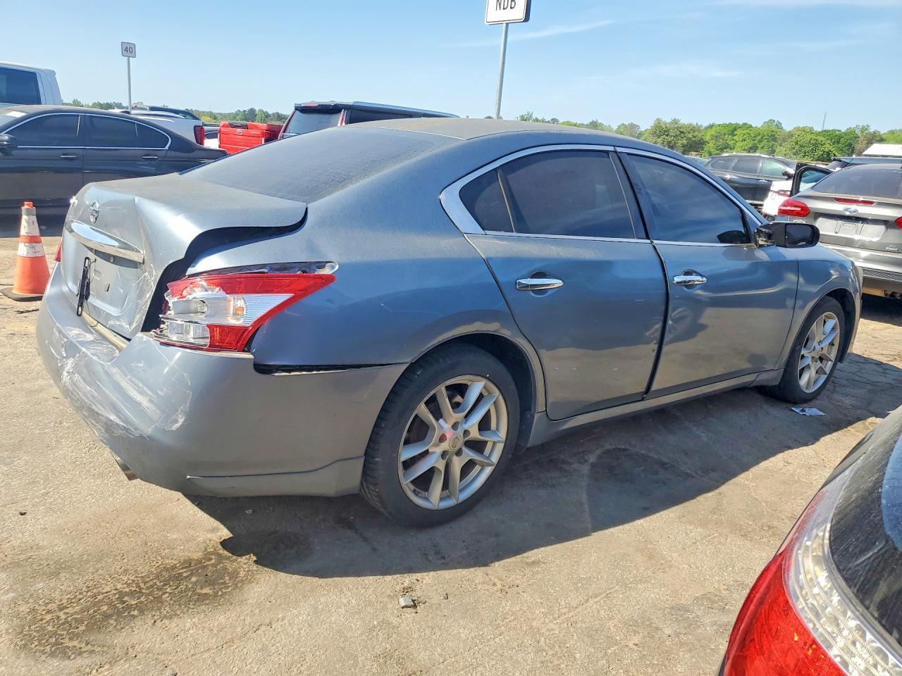 2010 NISSAN Maxima