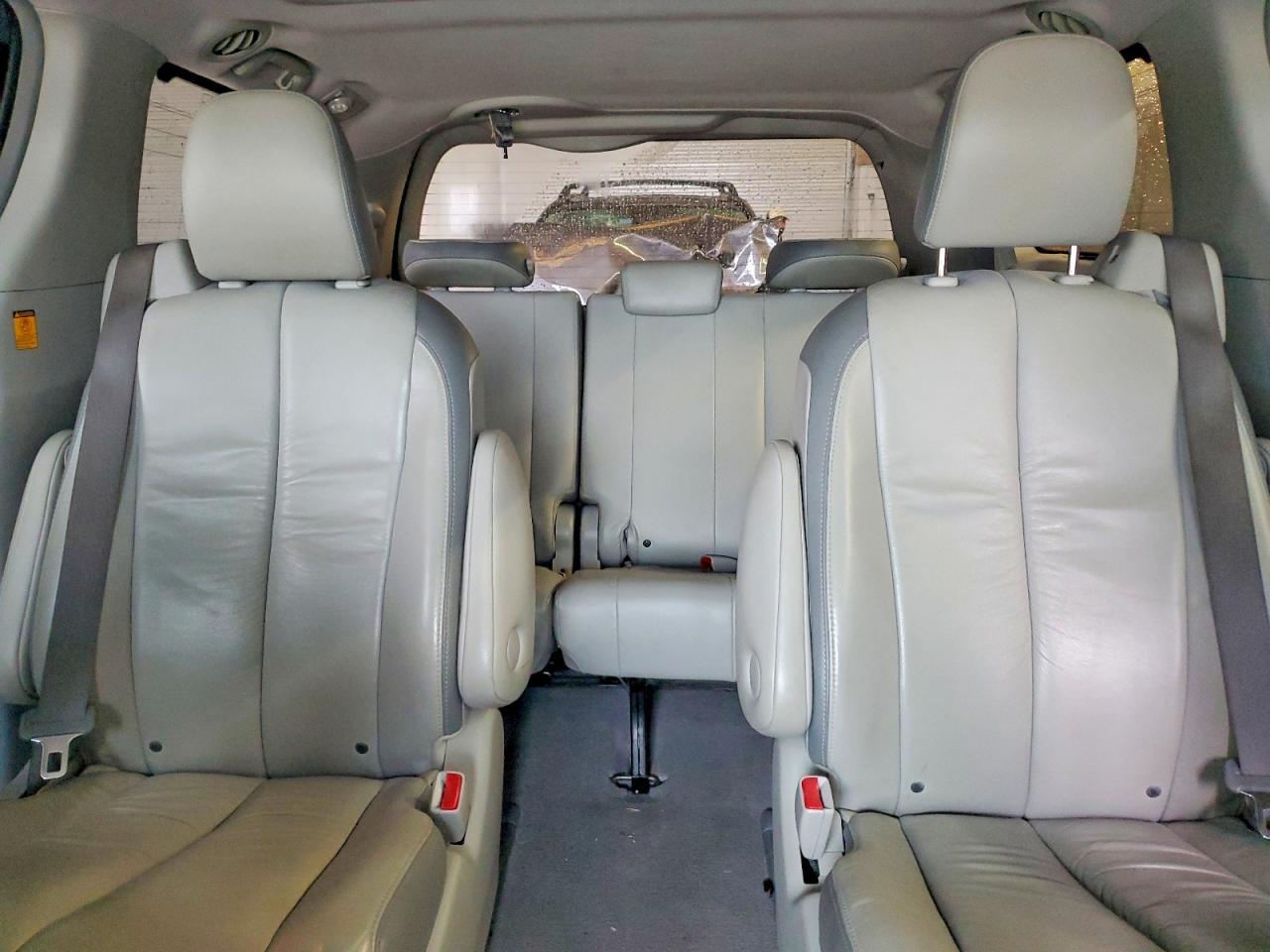 2011 TOYOTA SIENNA
