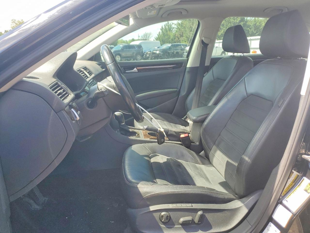 2015 VOLKSWAGEN Passat
