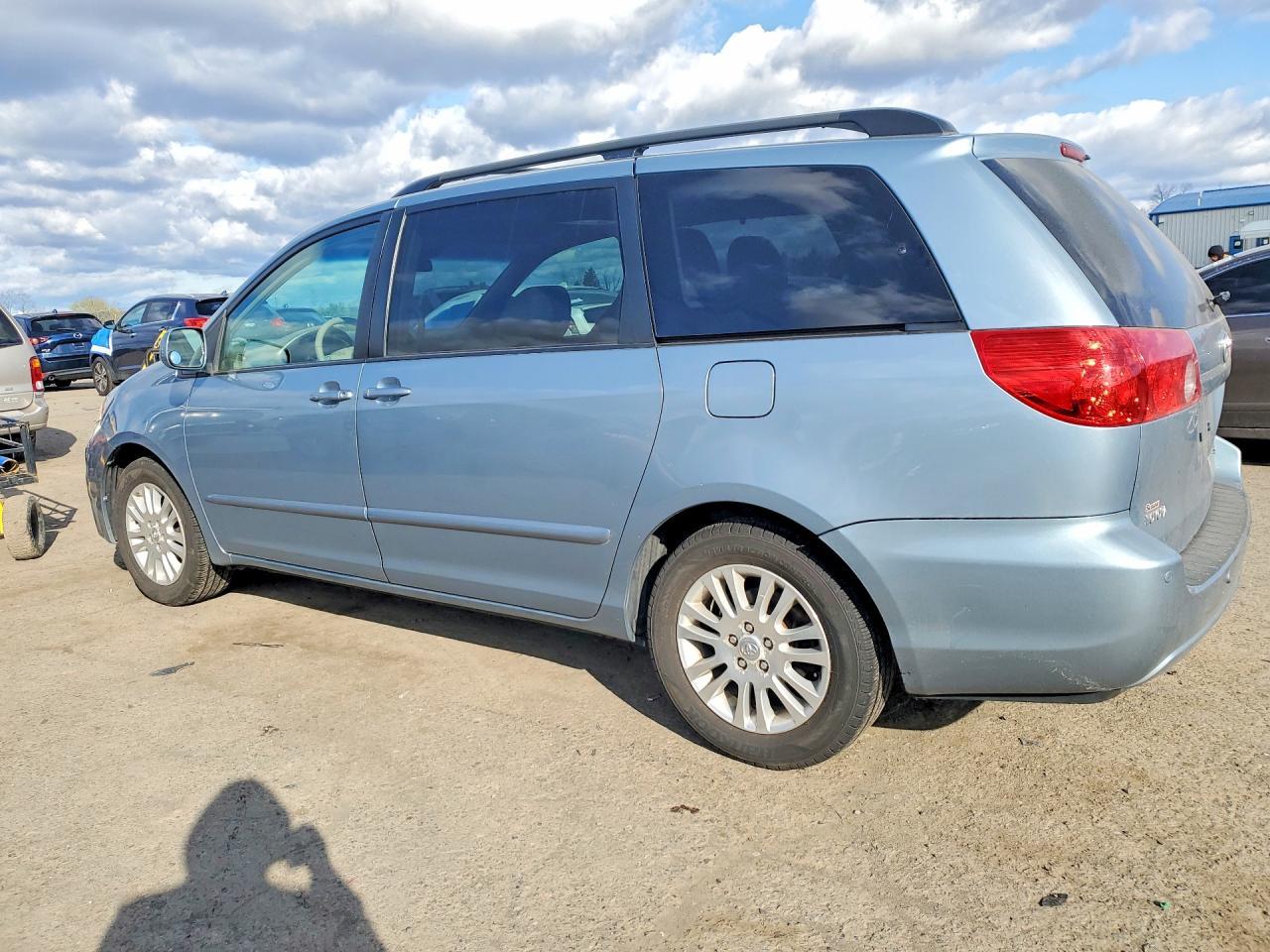 2010 TOYOTA SIENNA