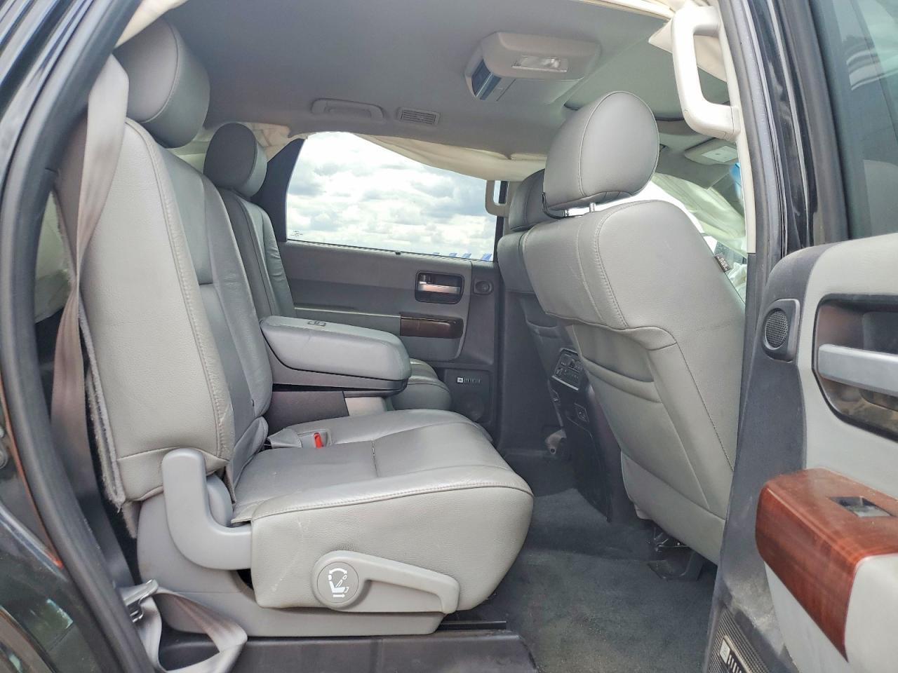 2016 TOYOTA Sequoia