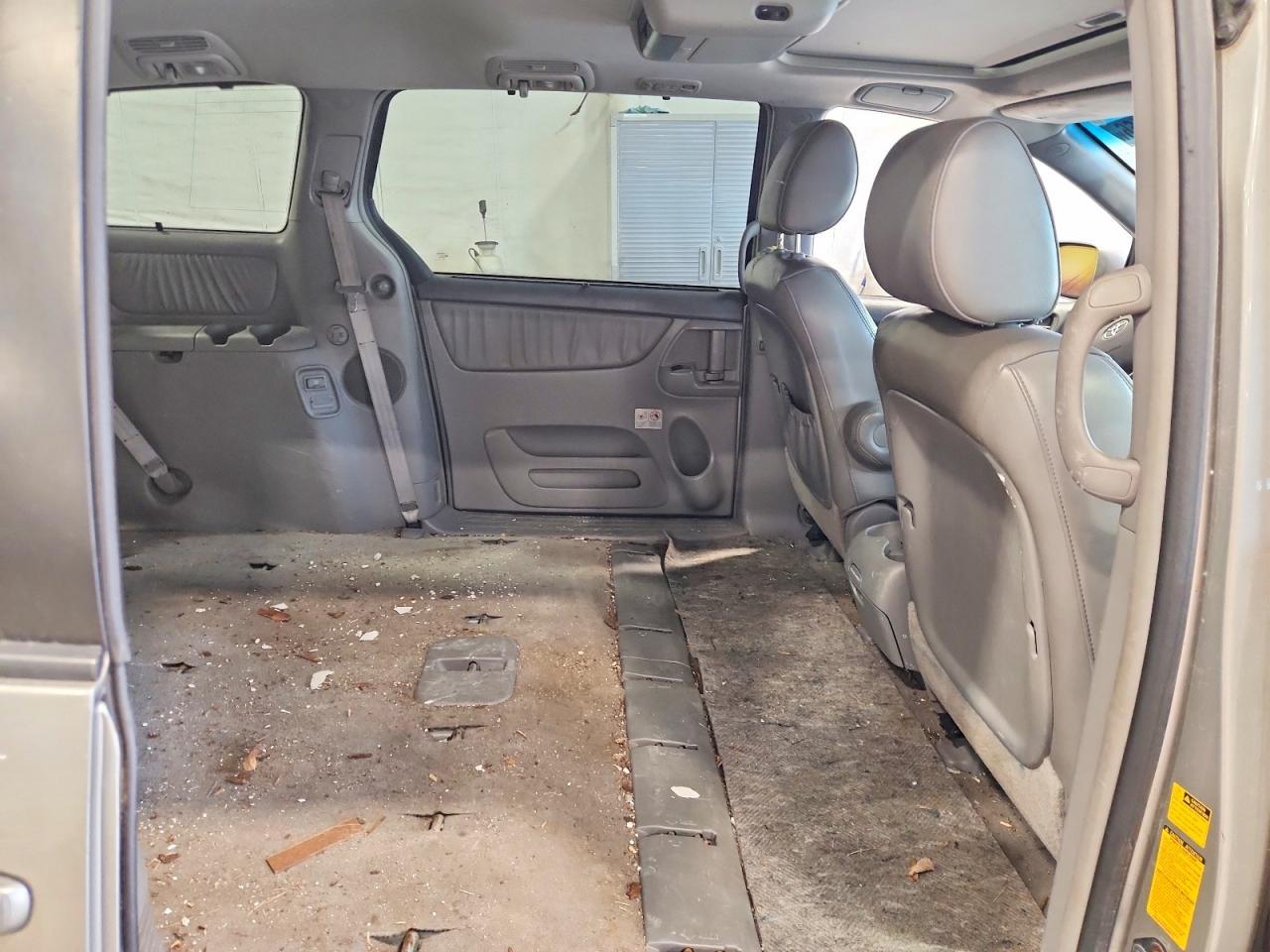 2010 TOYOTA SIENNA