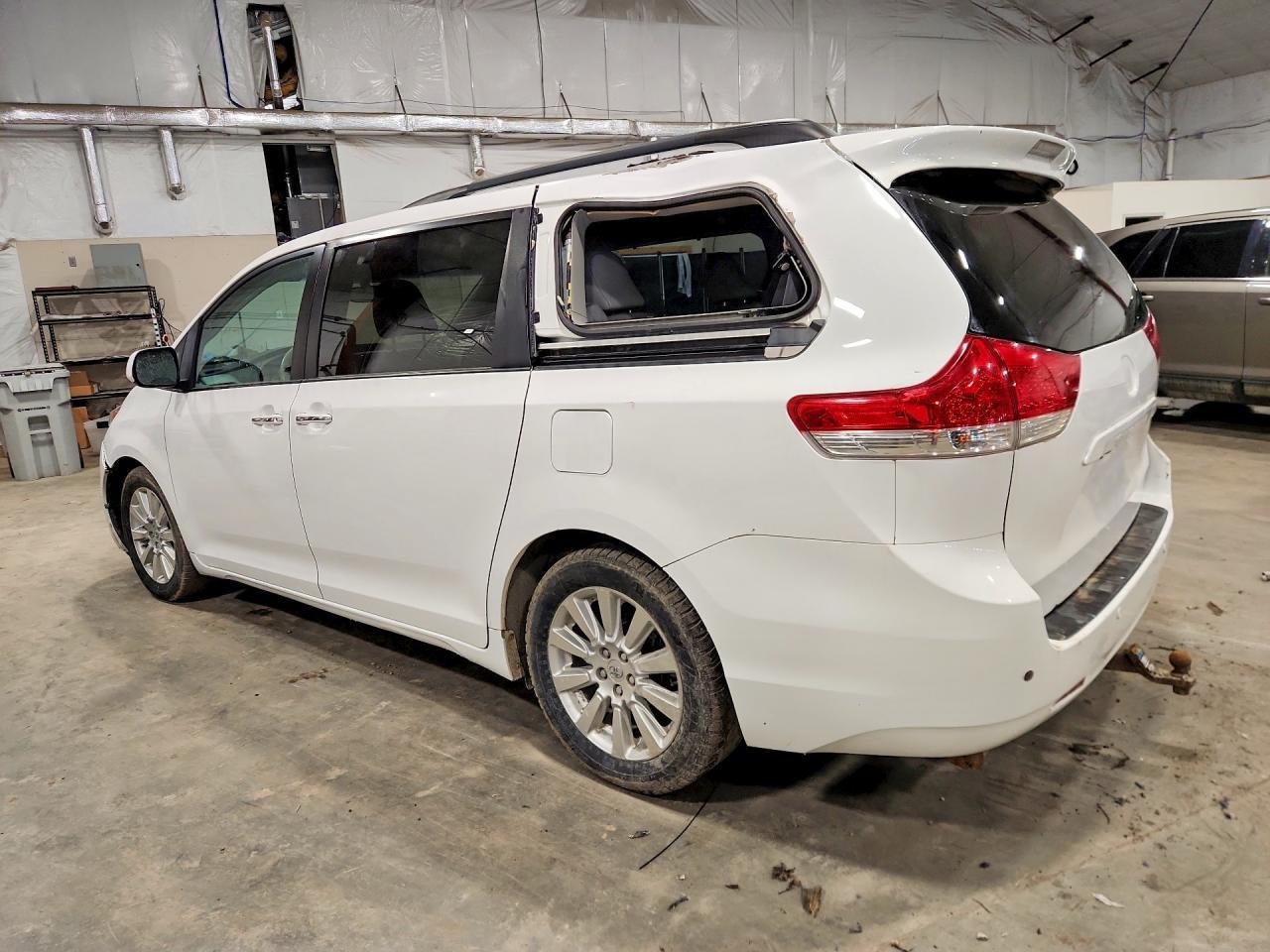 2011 TOYOTA SIENNA