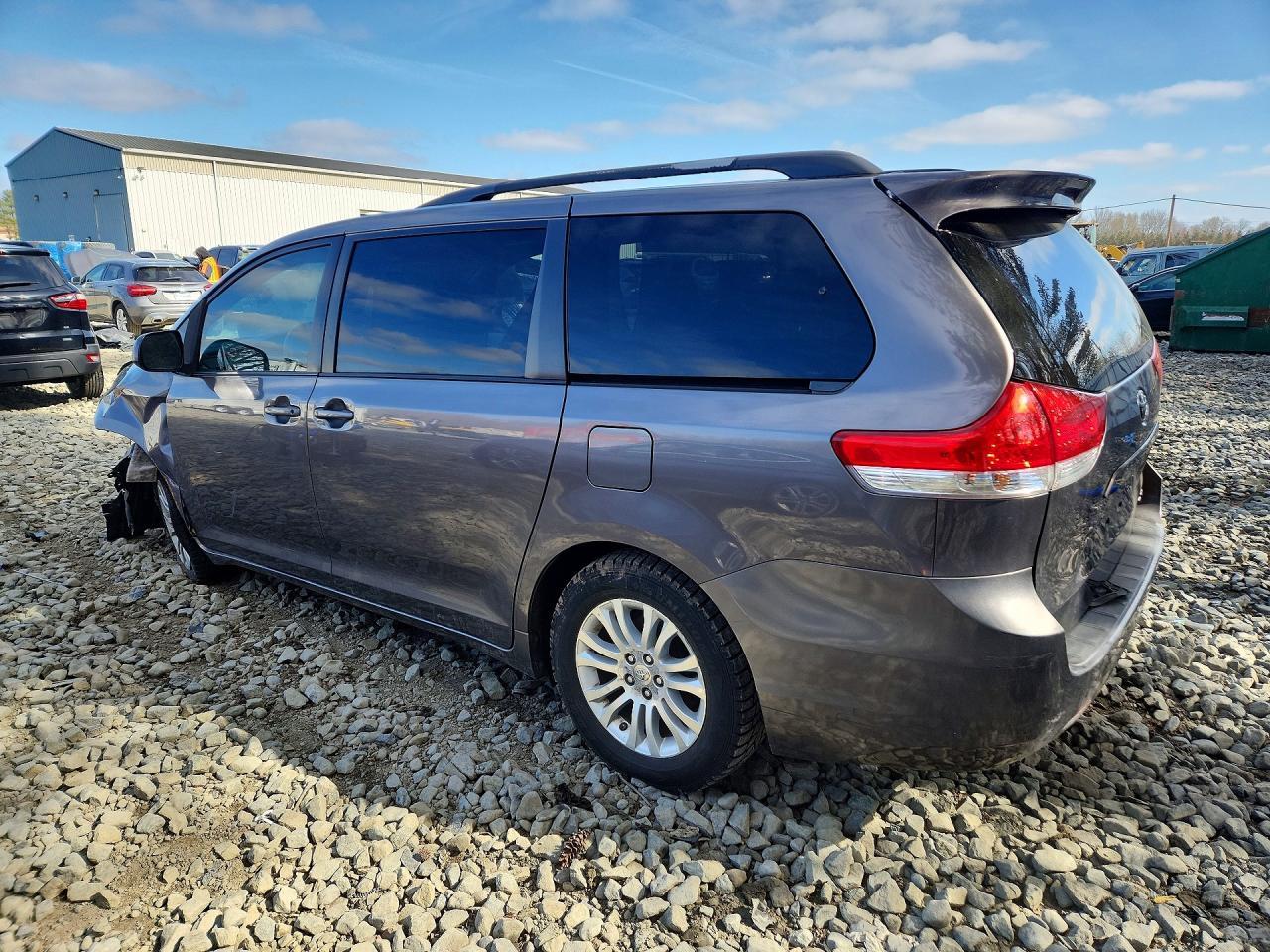 2011 TOYOTA SIENNA
