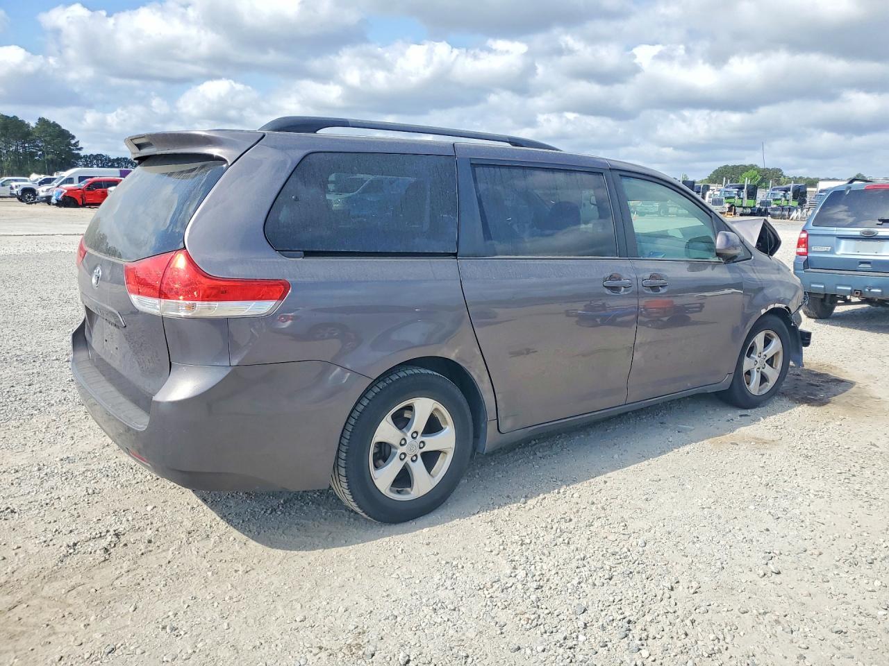 2012 TOYOTA SIENNA