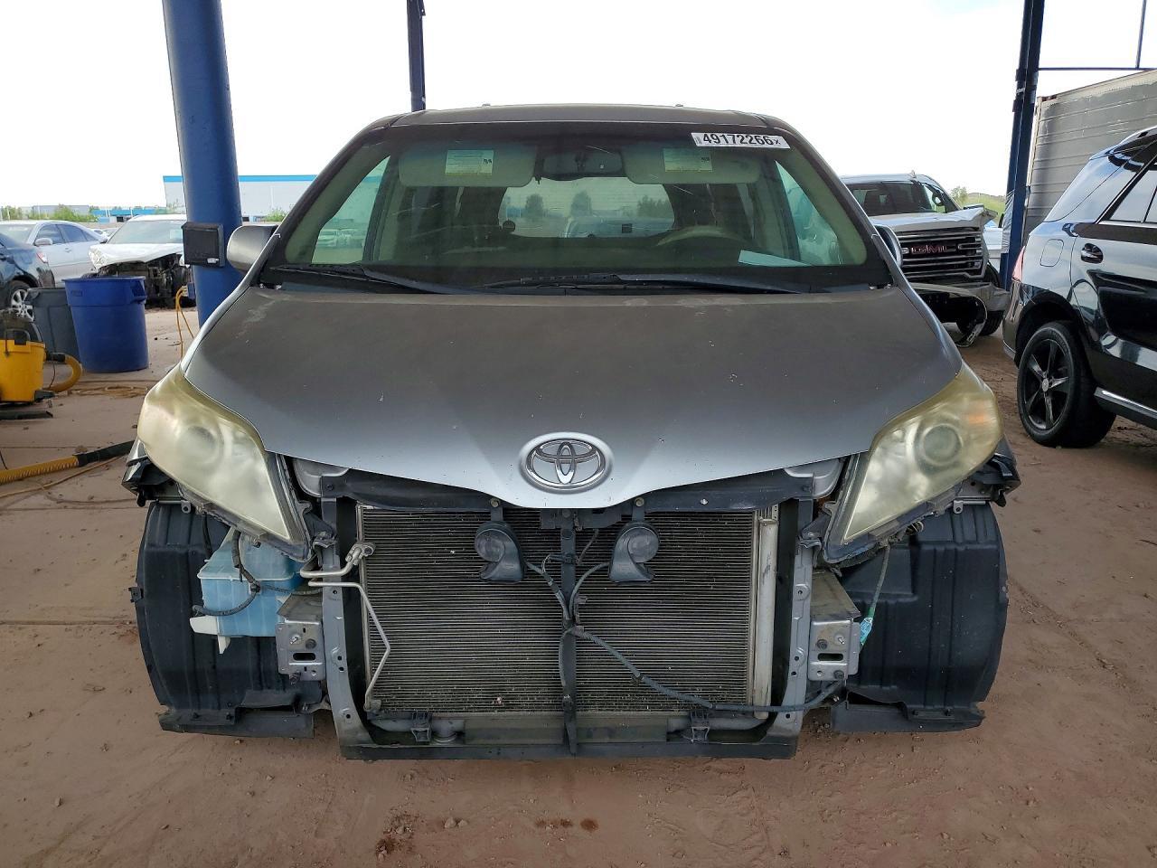 2011 TOYOTA SIENNA