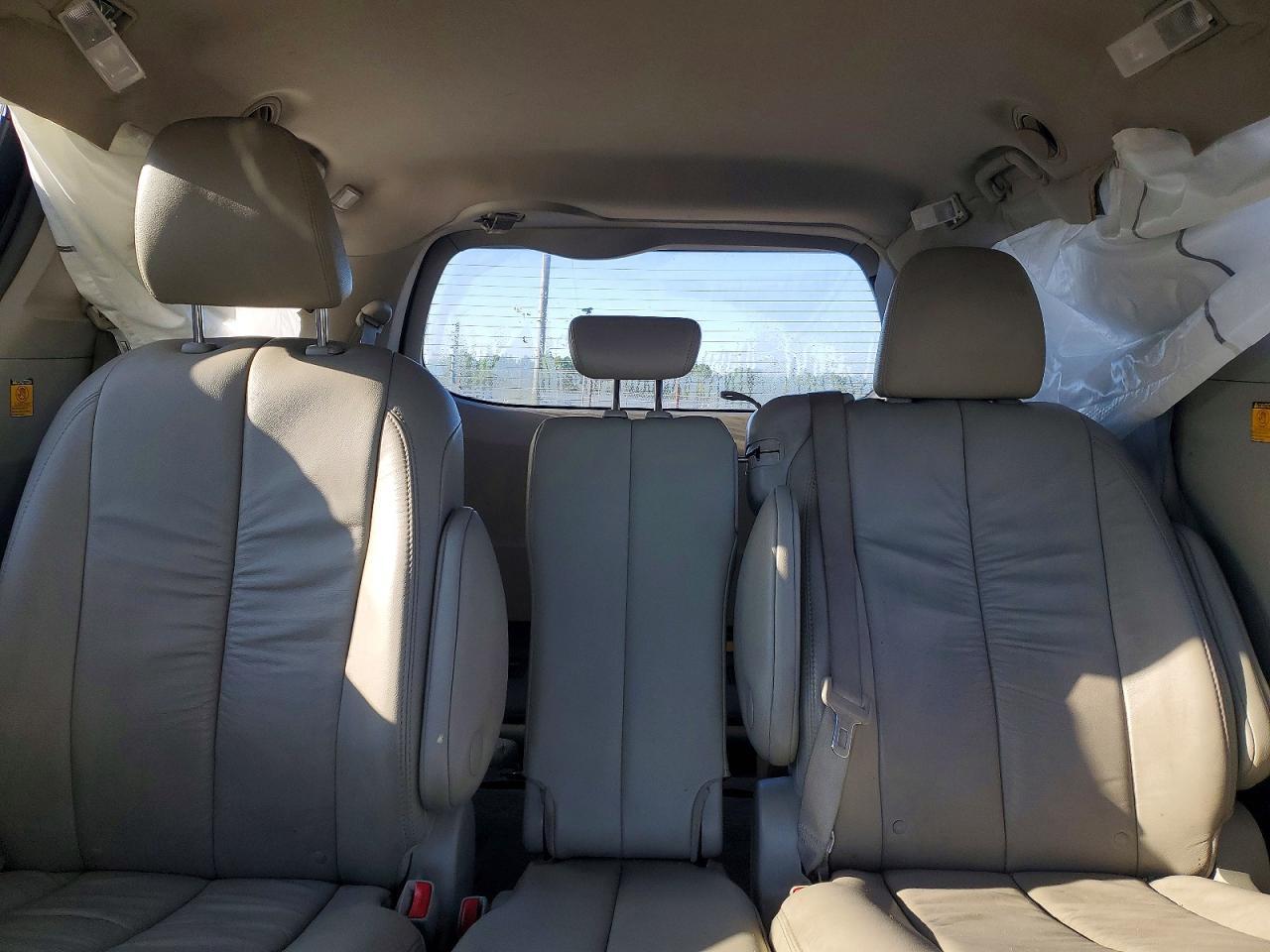 2011 TOYOTA SIENNA