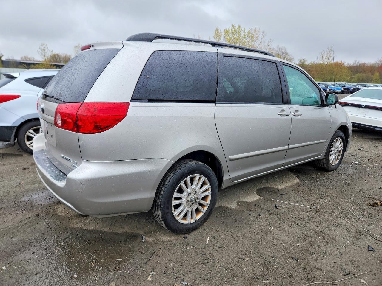 2010 TOYOTA SIENNA