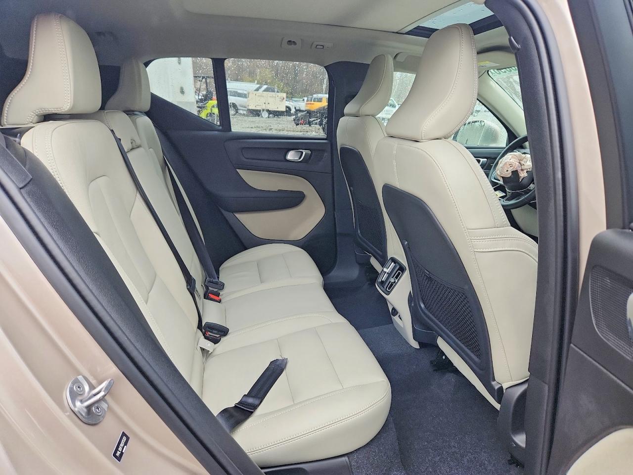 2024 VOLVO XC40