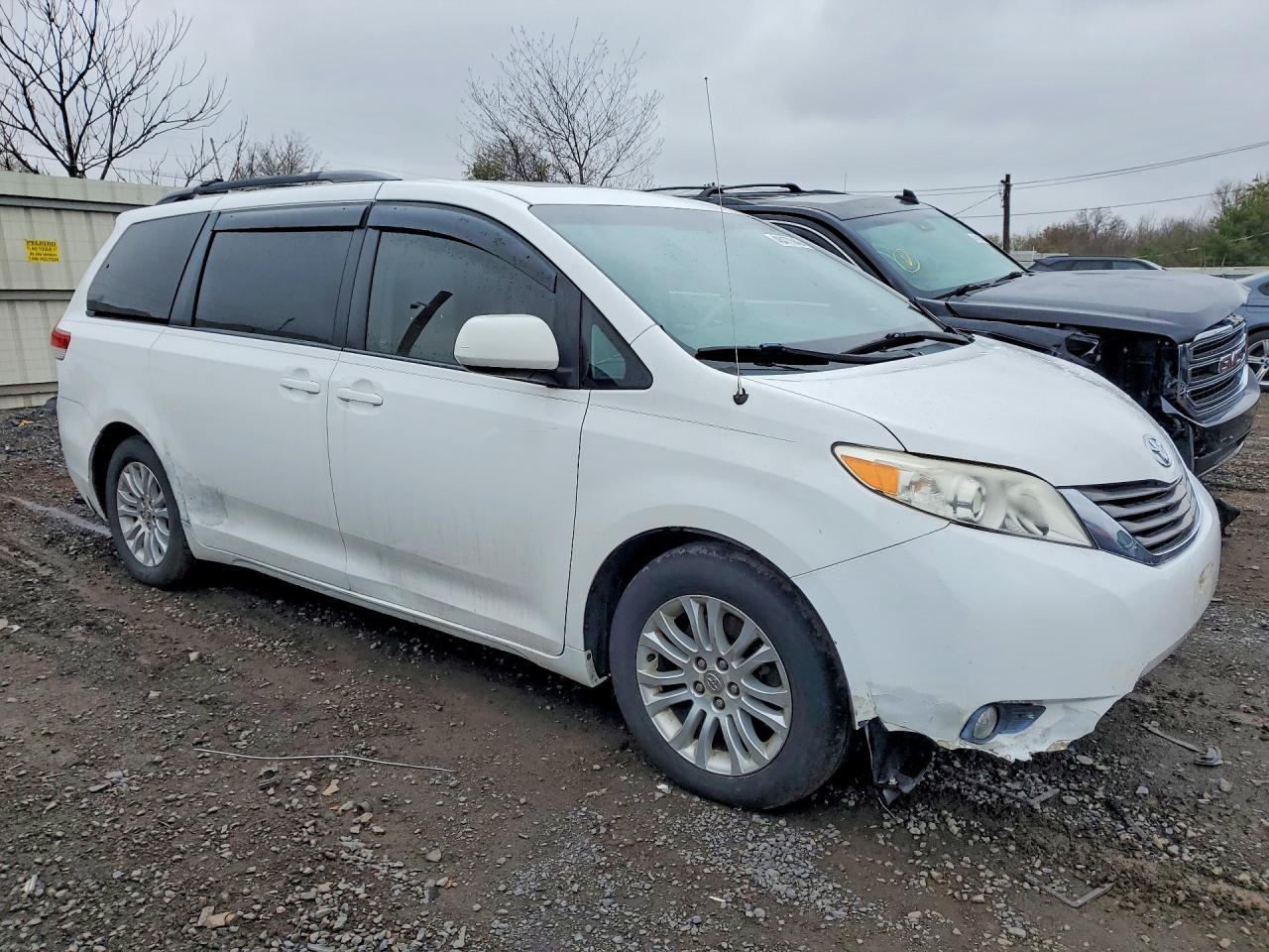 2012 TOYOTA SIENNA