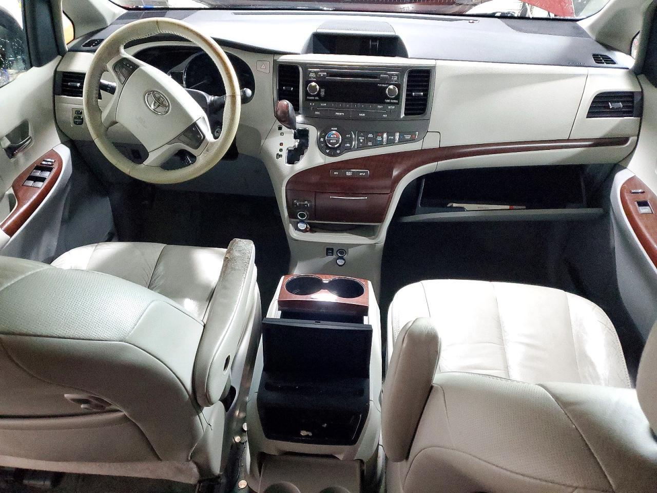 2011 TOYOTA SIENNA