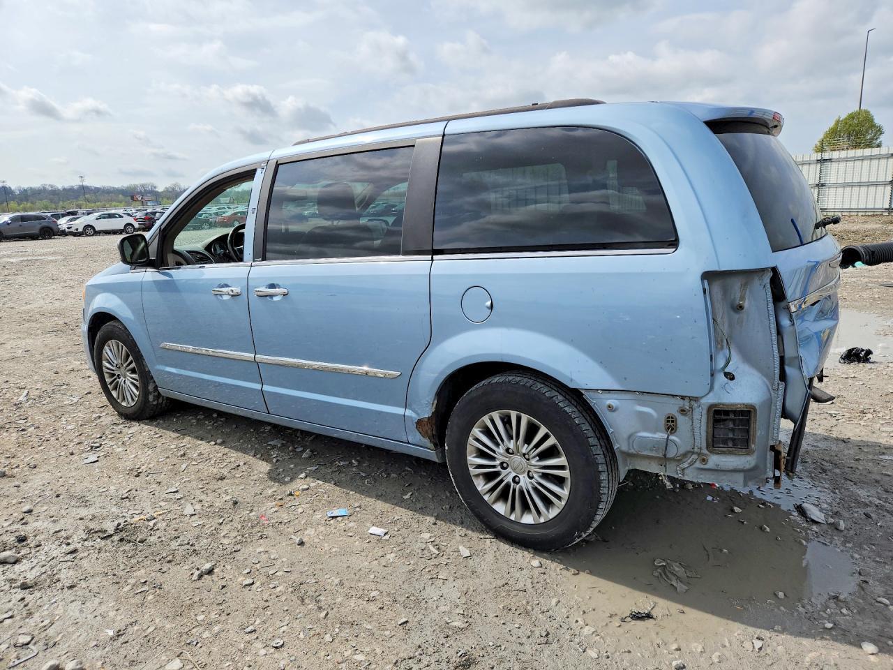 2013 CHRYSLER Town & Country