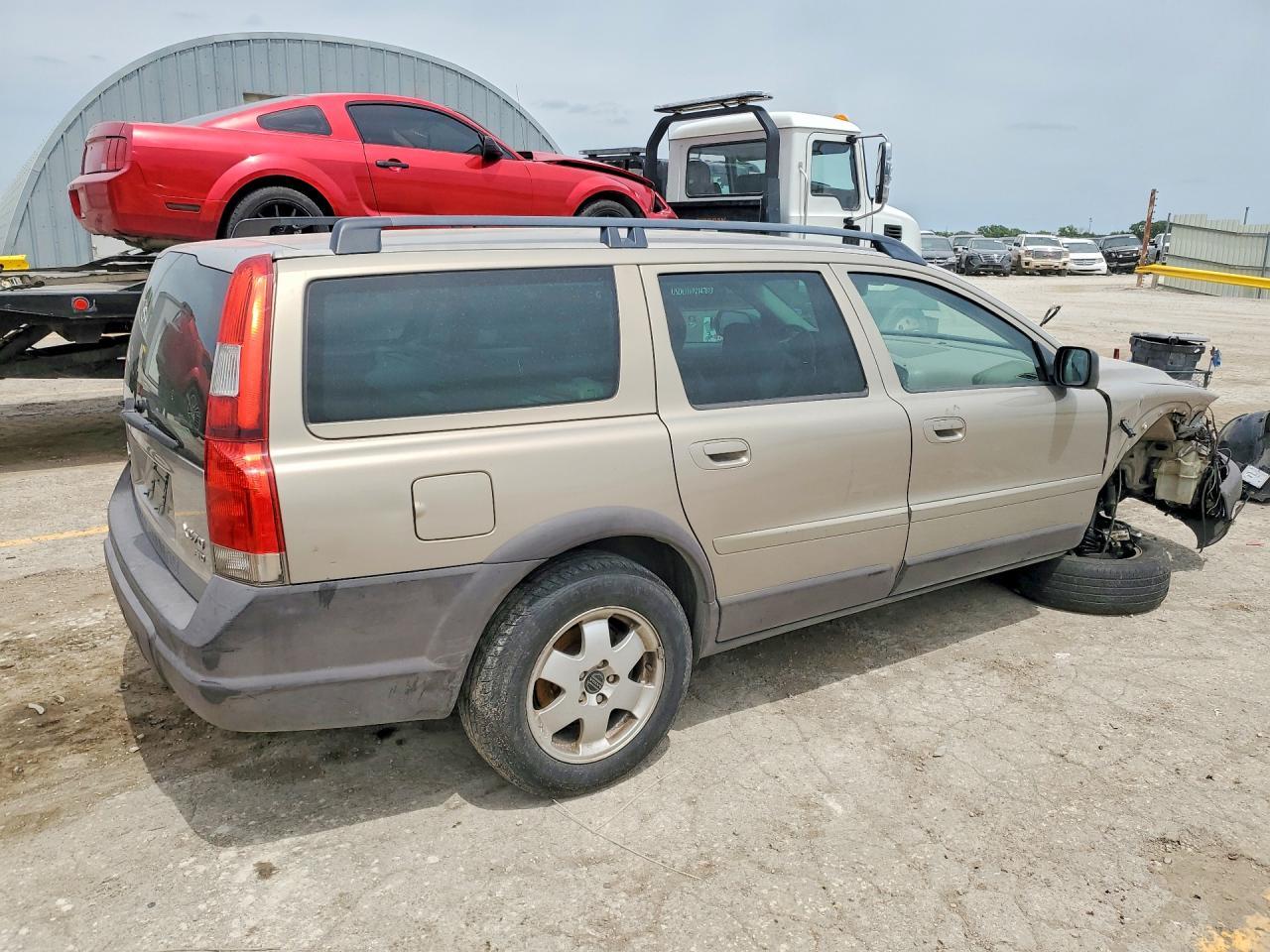 2004 VOLVO XC70