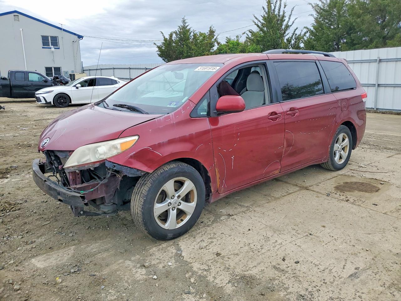 2011 TOYOTA SIENNA