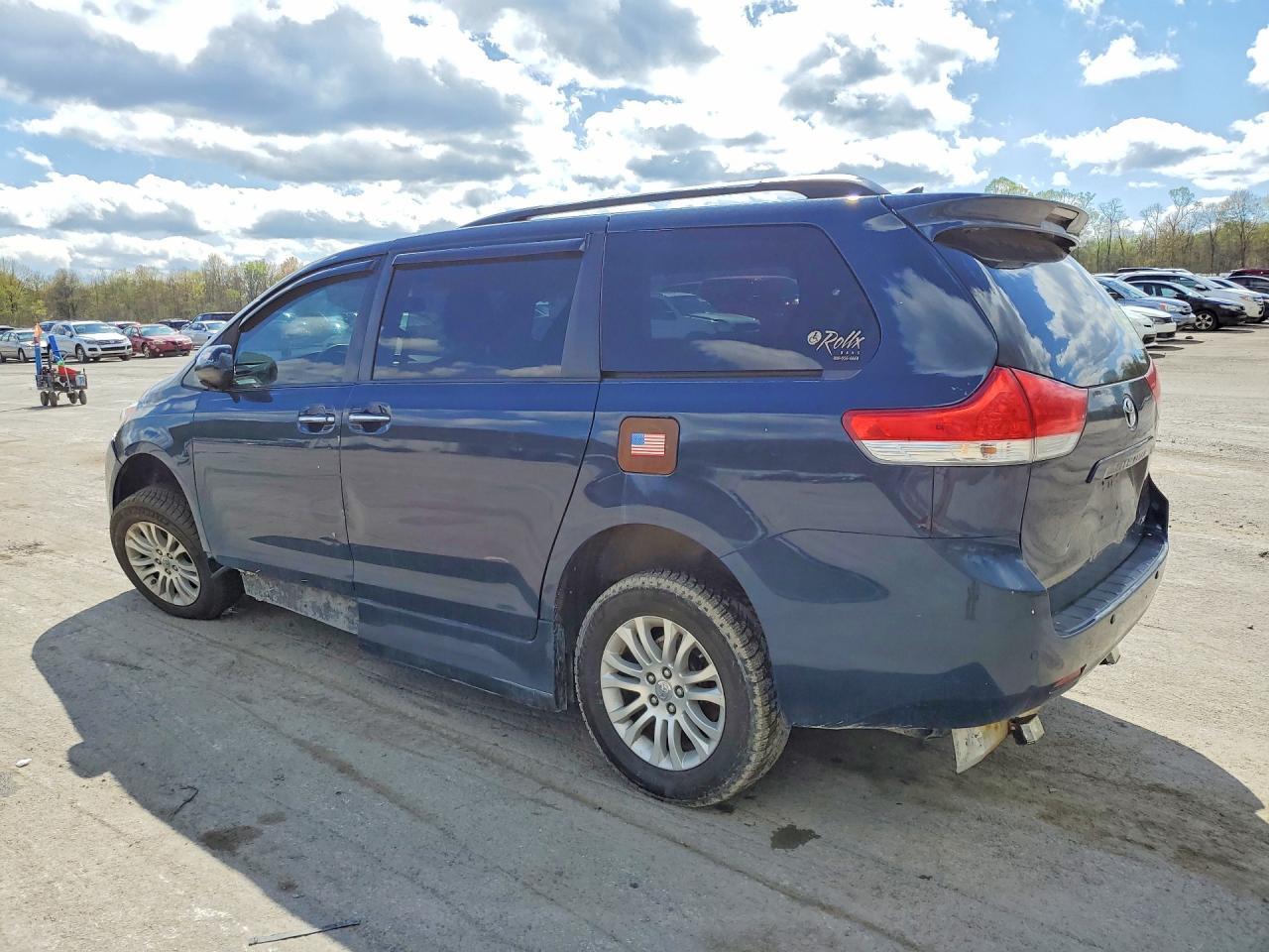 2012 TOYOTA SIENNA