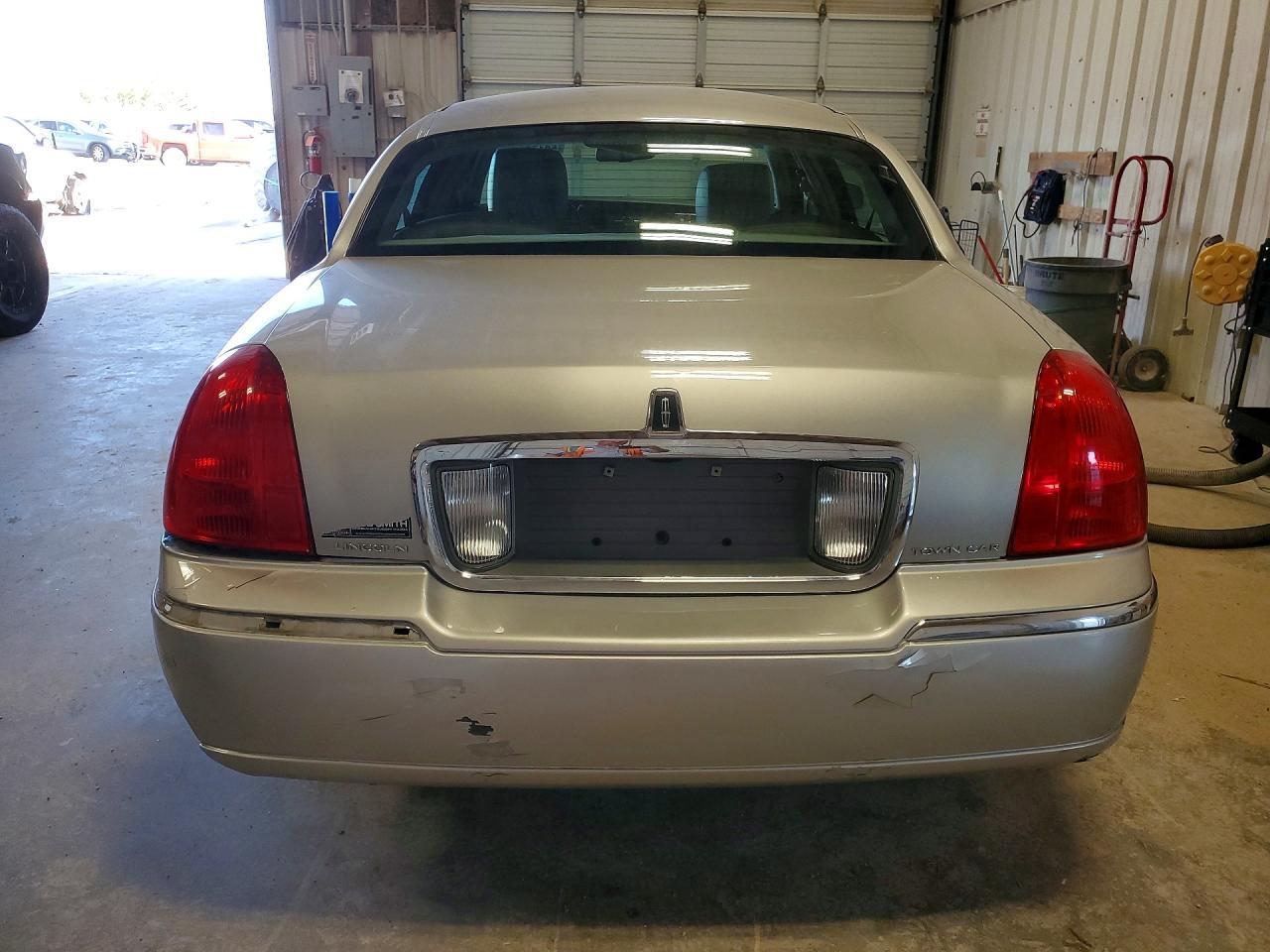2011 LINCOLN Town Car