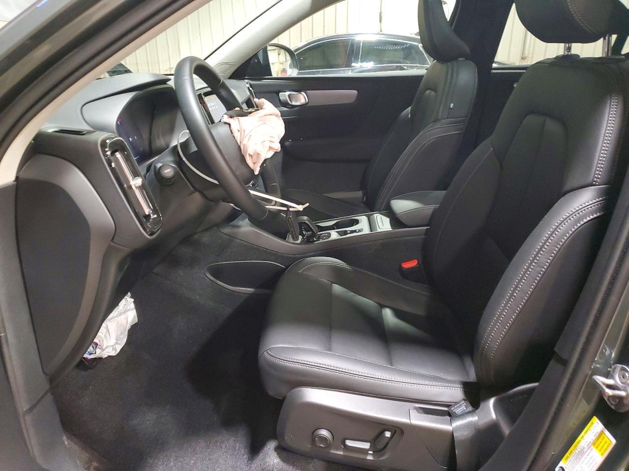 2026 VOLVO XC40