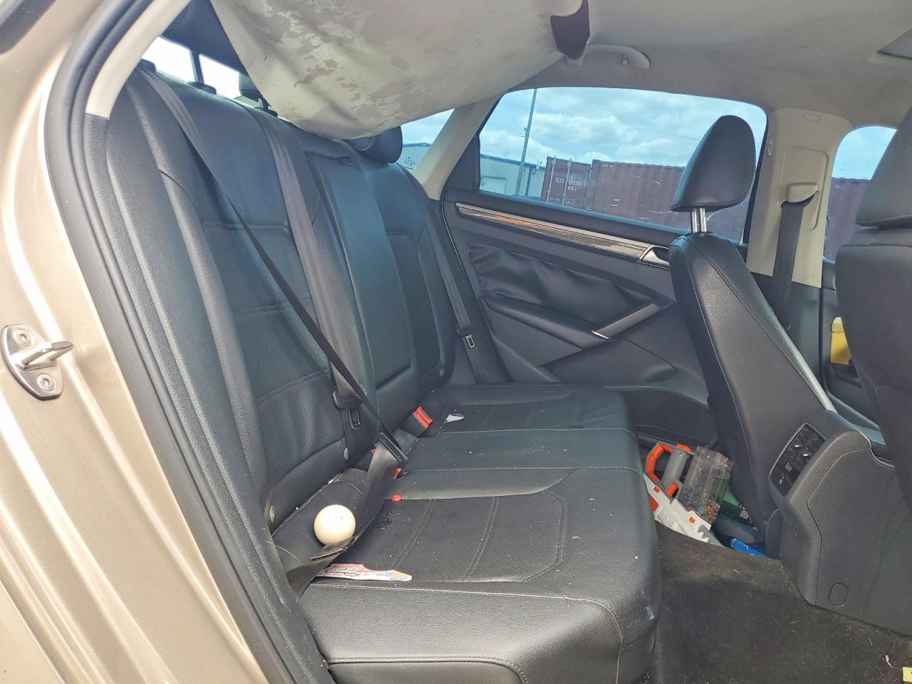 2016 VOLKSWAGEN Passat