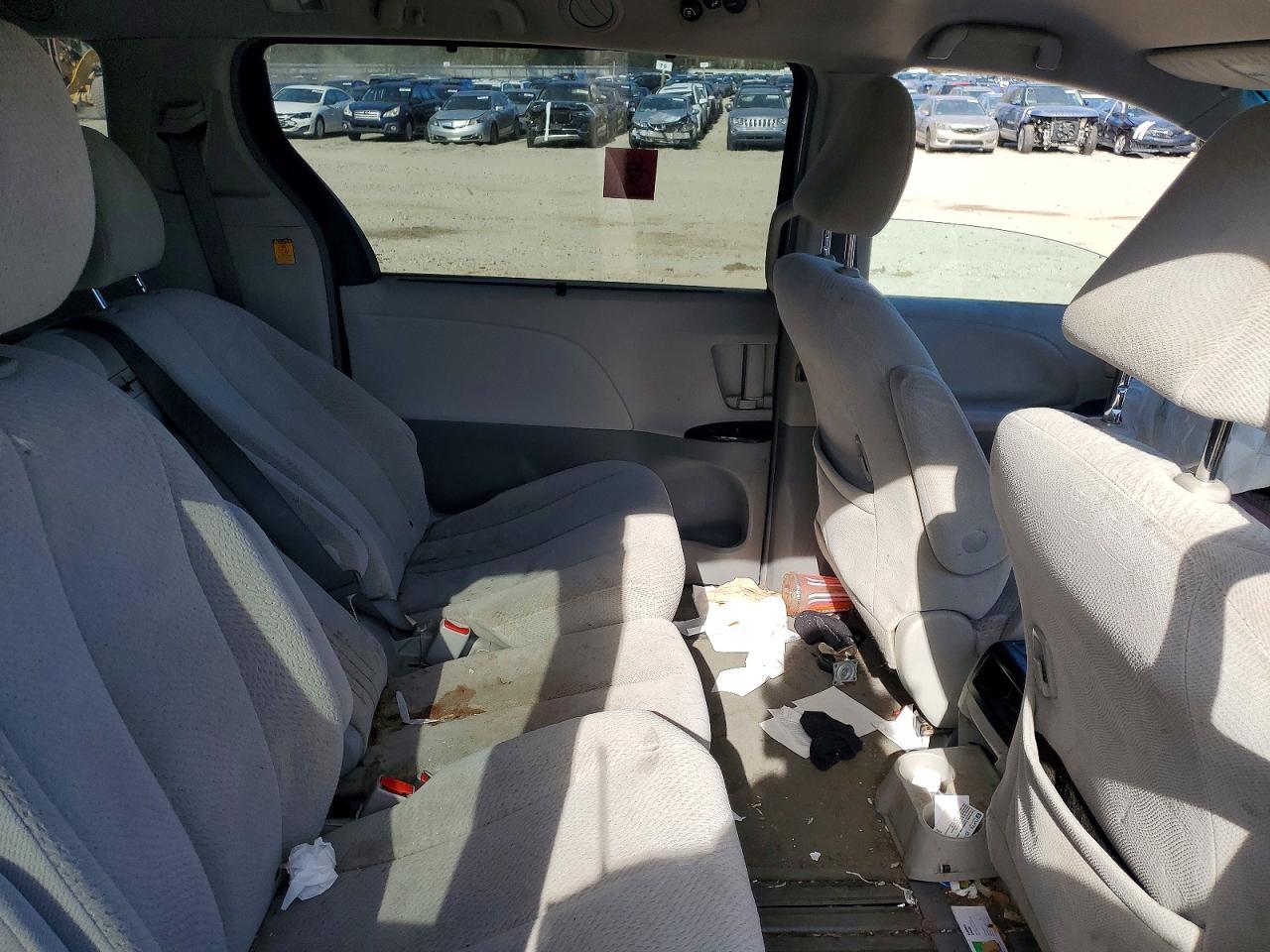 2011 TOYOTA SIENNA