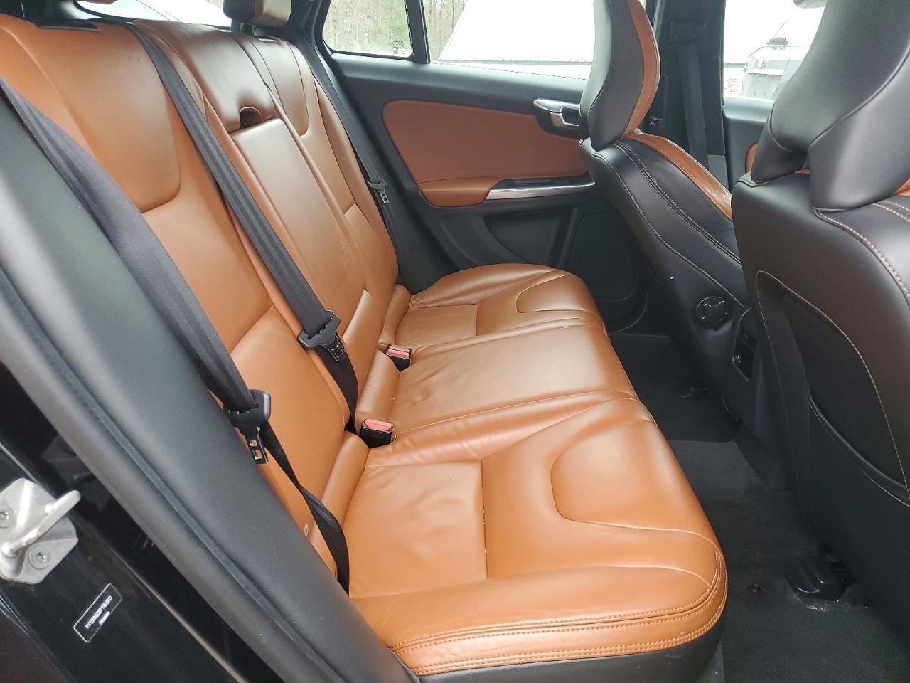 2015 VOLVO V60