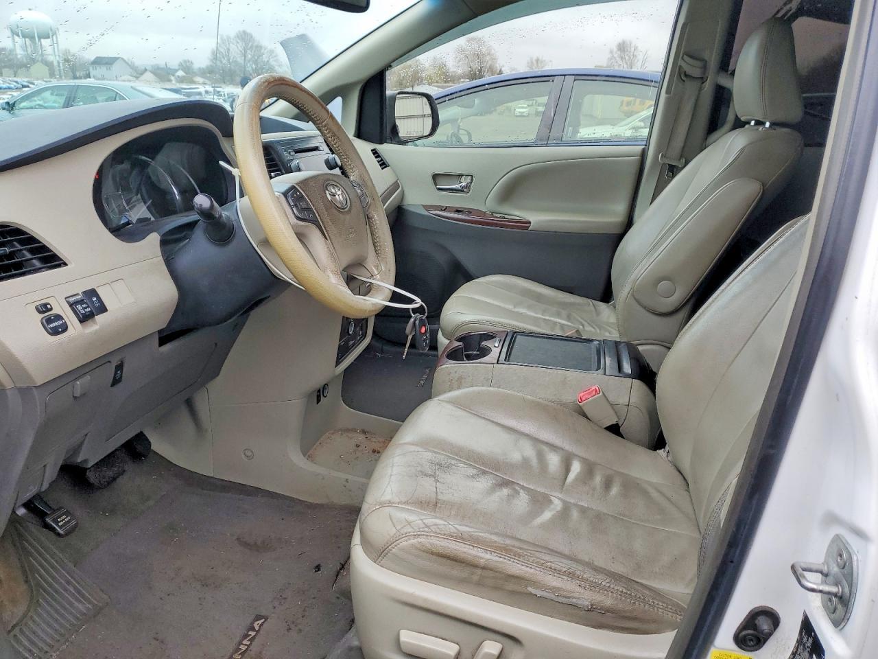 2012 TOYOTA SIENNA
